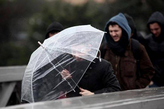 İstanbullular bu saatlere dikkat! Meteoroloji ve Valilik peş peşe uyardı 16